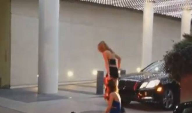 Απίστευτο! Καβγάς 2 γυναικών…την σέρνει απο το μαλλί στο πεζοδρόμιο!