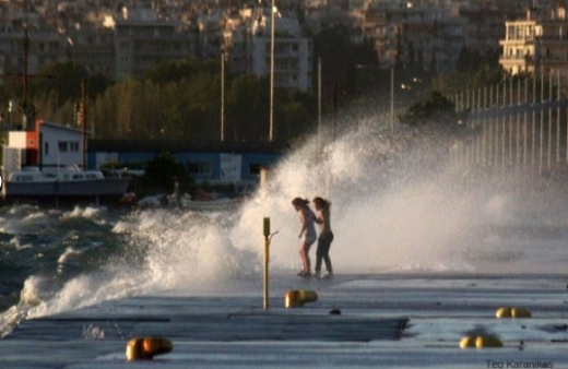 Thermaikos on fire: Δείτε απίστευτες εικόνες απο την παραλία της Θεσσαλονίκης.