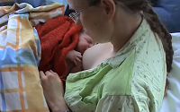 Απίστευτο βίντεο: Γυναίκα στη Γερμανία γεννά μόνη μέσα στο σπίτι της! (δείτε το βίντεο)