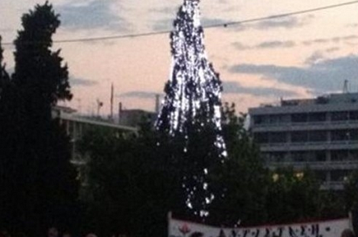 Απίστευτο: άναψε το Χριστουγεννιάτικο δέντρο στο Σύνταγμα!