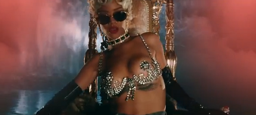 Η Rihanna αρχηγός των στρίπερ στο νέο της video clip! (pic & video)