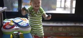 Απίθανες αντιδράσεις μωρών όταν γυρνά στο σπίτι ο μπαμπάς τους! (video)