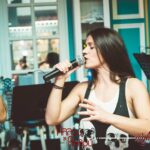 γυναίκα καλλιτέχνης που τραγουδάει στο Ρεμπετάδικο Αλλού για Αλλού στα Ιωάννινα