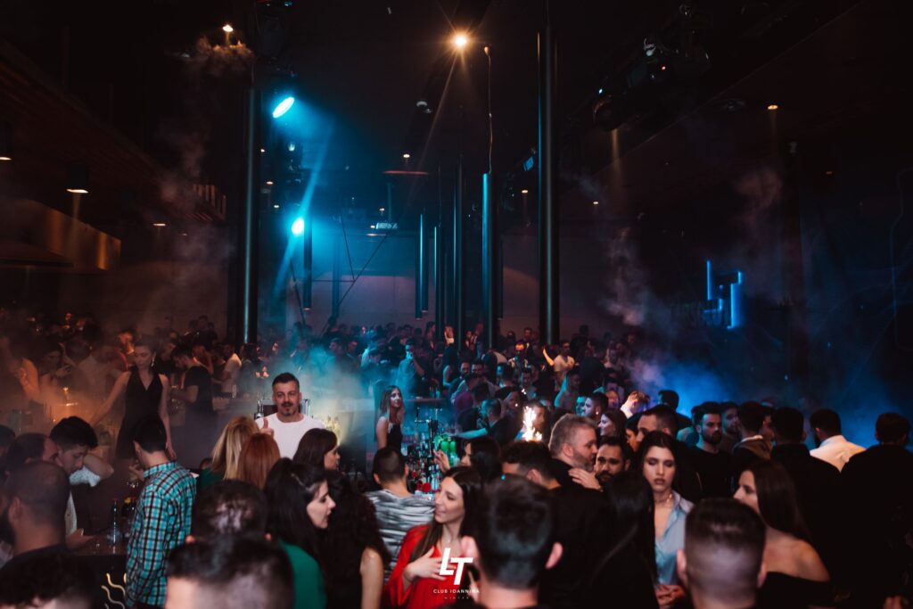 Η διασκέδαση στα ύψη στο LT Club στα Ιωάννινα. Ο εσωτερικός χώρος του club, ασφυκτικά γεμάτος με κόσμο που διασκεδάζει.