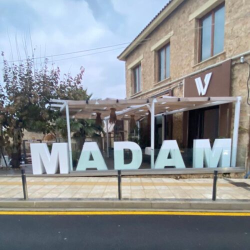 ο εξωτερικος χωρος του Madame Club στο ηρακλειο κρητης