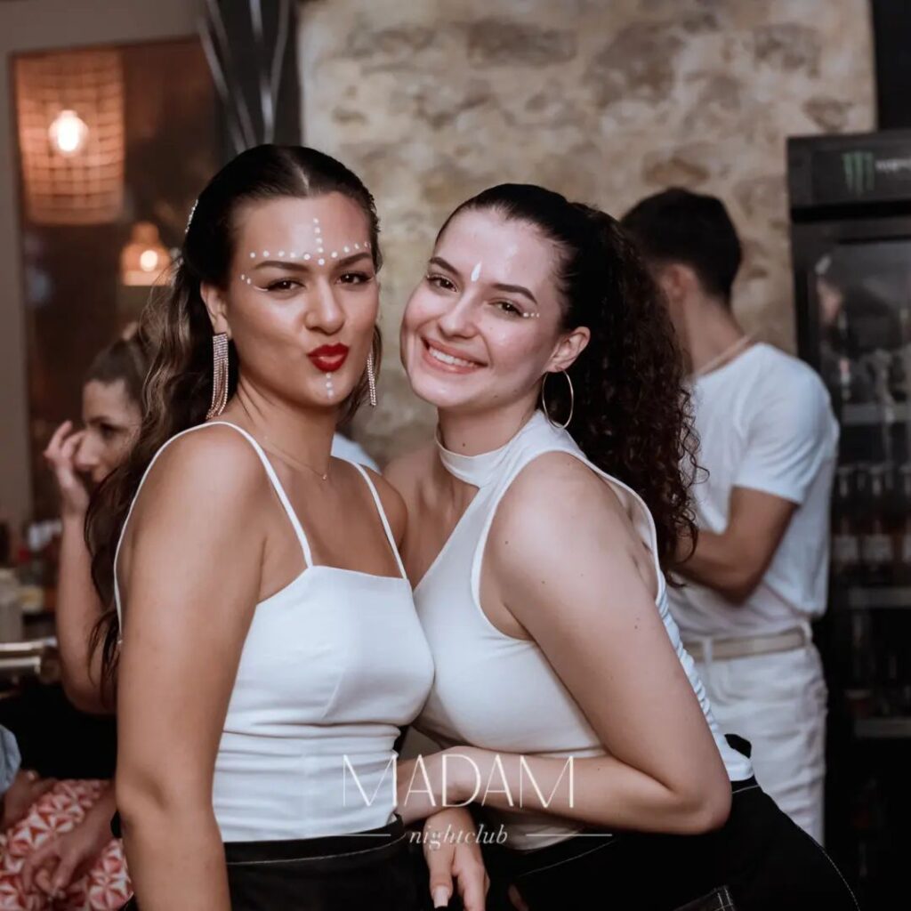 κοριτσια που διασκεδαζουν στο Madame Club Ηρακλειου Κρητης